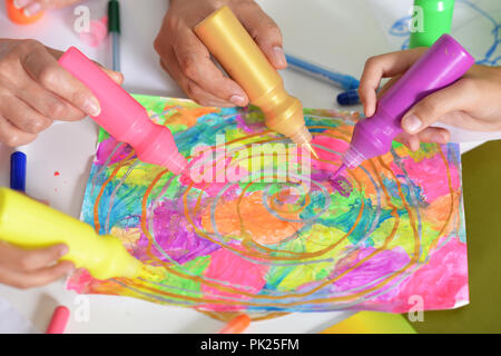 Portrait von Händen der Menschen malen bunte Bild Stockfoto