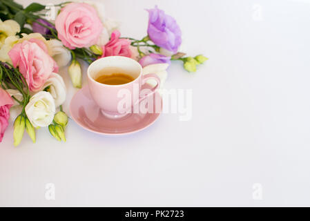 Tasse Kaffee mit Blumen auf weißem Hintergrund. Kopieren Sie Platz. Stockfoto
