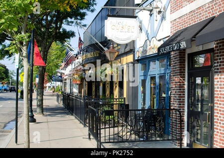 Läden und Restaurants entlang der Hauptstraße in Hyannis, Cape Cod, Massachusetts, USA auf einem ruhigen Sommer morgen Stockfoto