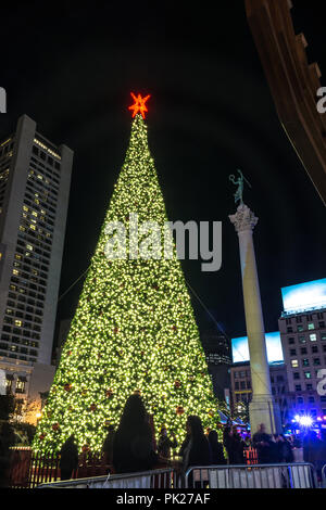 San Francisco, Kalifornien, USA - 12. Dezember 2017: Nachtansicht der Weihnachtsbaum in der Union Square Stockfoto