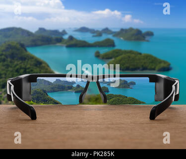 Konzeptionelle Bild der Landschaft in den Brillen Kontaktlinsen konzentriert über das Foto der Blick von Oben auf die Ang Thong National Marine Park mit Regenbogen verschwommen, Thailand Stockfoto