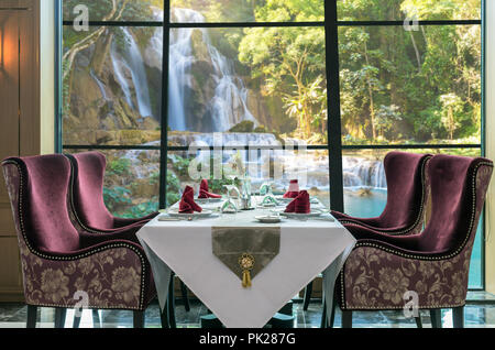 Luxus Restaurant über Fenster Glas der Blick auf den wunderschönen Wasserfall im Wald, dicut der einzelnen Elemente Stockfoto