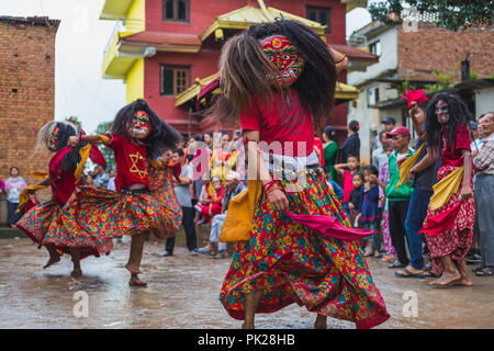 Kathmandu, Nepal - Apr 28,2018: Lakhe Tanz ist einer der populärsten Tänze von Nepal. Darsteller trägt eine Lakhe Kostüm und Maske und Tänze. Stockfoto