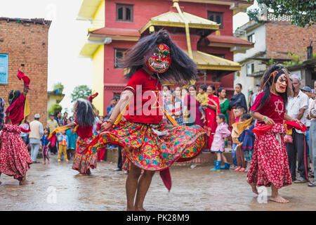 Kathmandu, Nepal - Apr 28,2018: Lakhe Tanz ist einer der populärsten Tänze von Nepal. Darsteller trägt eine Lakhe Kostüm und Maske und Tänze. Stockfoto