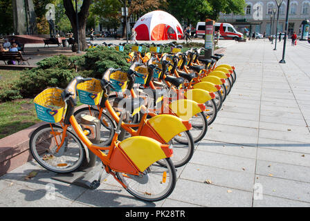 Stadt Fahrradverleih - eine Reihe von Fahrräder mieten als Teil einer neuen Regelung zu "Pedal Power' fördern geparkt Stockfoto