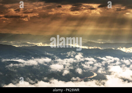 Fantastische Landschaft der Sun Ray aus die Sonne über die Berge, die Wolken und Nebel bei Blick von oben auf die Doi Samer Dao in Nan Province, Thailand, Wurm whi Stockfoto