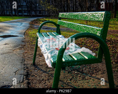 Holzbank nach dem Regen in den Park, Moskau Stockfoto