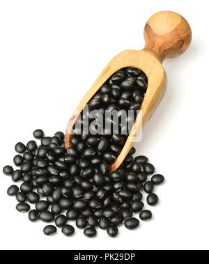 Raw schwarze Bohne in die hölzerne Schaufel, isoliert auf weißem Stockfoto
