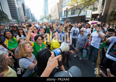 Sao Paulo, Sao Paulo, Brasilien. 9 Sep, 2018. Demonstration der Unterstützung für die Kandidaten für das Amt des Präsidenten von Brasilien, Jair Bolsonaro, führend in der Umfragen, die sich in der Avenida Paulista, Sao Paulo, mit einer aufblasbaren Puppe mit dem Bild des Kandidaten. Credit: Paulo Lopes/ZUMA Draht/Alamy leben Nachrichten Stockfoto