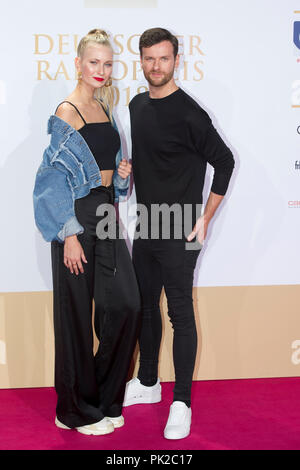 Glasperlenspiel, Band, Musikgruppe, Carolin NIEMCZIK, Sänger, Daniel GRUNENBERG, Keyboarder, Roter Teppich, Red Carpet Show, Verleihung des Deutschen Radio Preis 2018 in Hamburg am 06.09.2016. | Verwendung weltweit Stockfoto