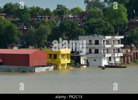 Allahabad, Uttar Pradesh, Indien. 10 Sep, 2018. Allahabad: Eine Ansicht von hosues mit Wasser des Flusses Ganga bei jhunsi Bereich eingetaucht in Singapore. (Bild: © Prabhat Kumar VermaZUMA Draht) Stockfoto