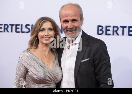 Tina Ruland, Schauspielerin, und ihr Ehemann Claus G. OLDOERP, Brustbild, Bertelsmann Patriarch, halb Bild, halb Abbildung, Empfang der Gäste für die "Bertelsmann Party 2018" in der Repraesentanzhaus in Berlin, Deutschland am 06.09.2018. | Verwendung weltweit Stockfoto