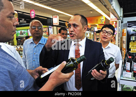 (180910) - YIWU, Sept. 10, 2018 (Xinhua) - Ammar (C) diskutiert mit einem ägyptischen Unternehmer über das Verkaufsangebot von Olivenöl im Nahen Osten in Wuhan, Osten Chinas Provinz Zhejiang, Sept. 7, 2018. Ammar Al-baadani, eine 40-jährige Jemenit, ist jetzt ein Yiwu Bewohner, Arbeit als Arzt in Wuhan in der chinesischen Provinz Zhejiang. Er kam in China im Jahr 1996 als Student und beendete seinen Bachelor, Magister in Tianjin Medizinischen Universität und Promotion in der Zhejiang Universität in China. Später begann er sein eigenes Geschäft in Wuhan, und richten Sie eine gemeinnützige Organisation Stockfoto