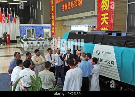 (180910) - YIWU, Sept. 10, 2018 (Xinhua) - Ammar (5 L, Zurück) stellt den Nutzen von China Railway Express zu Mitgliedern der ilu Kultur Club" in Wuhan, China Zhejiang Provinz, Sept. 7, 2018. Ammar Al-baadani, eine 40-jährige Jemenit, ist jetzt ein Yiwu Bewohner, Arbeit als Arzt in Wuhan in der chinesischen Provinz Zhejiang. Er kam in China im Jahr 1996 als Student und beendete seinen Bachelor, Magister in Tianjin Medizinischen Universität und Promotion in der Zhejiang Universität in China. Später begann er sein eigenes Geschäft in Wuhan und die Einrichtung einer nicht-profit Organisation ilu (S Stockfoto