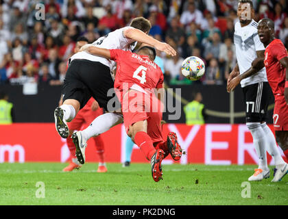 Sinsheim, Deutschland. 09 Sep, 2018. Duelle, Duell zwischen Niklas Suele (Deutschland) und Anderson Santamaria (Peru) in den Strafraum. GES/Fußball/Testspiel: Deutschland - Peru, 09.09.2018 Fußball: Testspiel: Deutschland vs Peru, Sinsheim, September 9, 2018 | Verwendung der weltweiten Kredit: dpa/Alamy leben Nachrichten Stockfoto