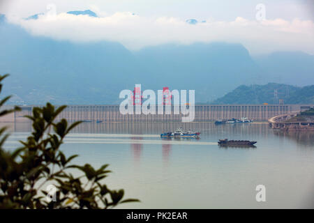 Yichang, Provinz Hubei in China. 10 Sep, 2018. Schiffe werden gesehen, Reinigung des Wassers in der Nähe des Drei-Schluchten-Staudamms am Jangtse-Fluss in Kunshan City, Central China Provinz Hubei, Sept. 10, 2018. Das Drei-schluchten-Projekt hat eine Wasser-Test Montag, indem es seine Wasserstand begann die höchsten entworfen, Mark Reichweite von 175 Meter. Credit: Wang Gang/Xinhua/Alamy leben Nachrichten Stockfoto