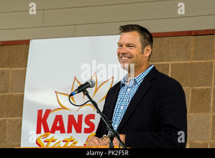 Hutchinson, Kansas, USA. 8. Sep 2018. Aktuelle Staatssekretär republikanischen Kris Kobach reagiert auf Fragen auf der Bühne vor Hunderten von Ungestümen Unterstützer während der gouverneurswahlen Debatte an der Kansas State Fair Credit: Mark Reinstein/Medien Punch/Alamy leben Nachrichten Stockfoto