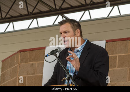 Hutchinson, Kansas, USA. 8. Sep 2018. Aktuelle Staatssekretär republikanischen Kris Kobach reagiert auf Fragen auf der Bühne vor Hunderten von Ungestümen Unterstützer während der gouverneurswahlen Debatte an der Kansas State Fair Credit: Mark Reinstein/Medien Punch/Alamy leben Nachrichten Stockfoto