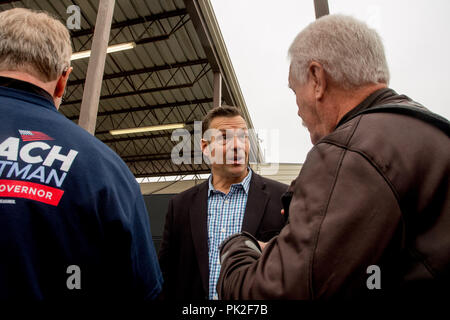 Hutchinson, Kansas, USA. 8. Sep 2018. Aktuelle Staatssekretär republikanischen Kris Kobach zum Abschluss der Aussprache spricht mit Anhänger über Fragen der Einwanderung Neueinstufung H-2A Visa. Credit: Mark Reinstein/Medien Punch/Alamy leben Nachrichten Stockfoto