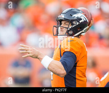 September 09, 2018: Denver Broncos quarterback Fall Keenum (4) Überschreiten die Kugel im dritten Quartal ein NFL matchup zwischen die Seattle Seahawks und die Denver Broncos Broncos am Stadion an der Meile hoch Denver CO, Scott D Stivason/Cal Sport Media Stockfoto