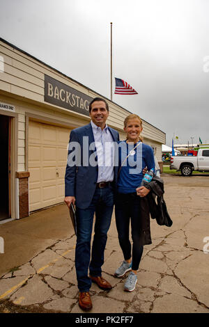 Hutchinson, Kansas, USA. 8. Sep 2018. Unabhängiger Kandidat Greg orman und seine Frau Sybil Ankunft im Backstage Tür vor Beginn der Gubernatorial Debatte September 8, 2018. Credit: Mark Reinstein/Medien Punch/Alamy leben Nachrichten Stockfoto