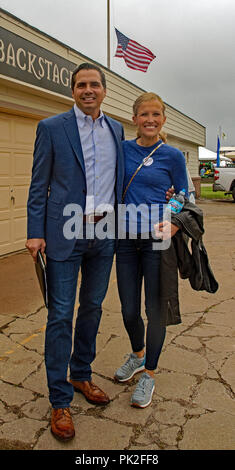 Hutchinson, Kansas, USA. 8. Sep 2018. Unabhängiger Kandidat Greg orman und seine Frau Sybil Ankunft im Backstage Tür vor Beginn der Gubernatorial Debatte September 8, 2018. Credit: Mark Reinstein/Medien Punch/Alamy leben Nachrichten Stockfoto