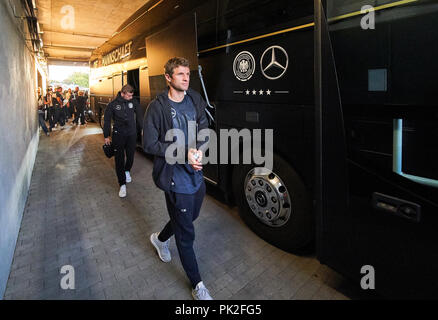 Deutschland - Peru, Sinsheim, September 09, 2018 Thomas Mueller, DFB 13. Bei der Ankunft des Teams bus Deutschland - PERU 2-1 Wichtig: DFB-Vorschriften die Verwendung von Fotografien als Bildsequenzen und/oder quasi-Video zu verbieten. Fußball-Freundschaftsspiel, Test, Saison 2018/2019, September 09, 2018 Sinsheim, Deutschland. © Peter Schatz/Alamy leben Nachrichten Stockfoto