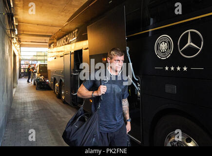 Deutschland - Peru, Sinsheim, September 09, 2018 Toni Kroos, DFB 8 bei der Ankunft des Teams bus Deutschland - PERU 2-1 Wichtig: DFB-Vorschriften die Verwendung von Fotografien als Bildsequenzen und/oder quasi-Video zu verbieten. Fußball-Freundschaftsspiel, Test, Saison 2018/2019, September 09, 2018 Sinsheim, Deutschland. © Peter Schatz/Alamy leben Nachrichten Stockfoto