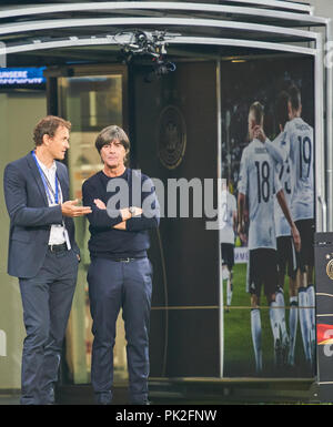 Deutschland - Peru, Sinsheim, September 09, 2018 DFB-headcoach Joachim Jogi Löw, Löw, spricht mit Jens LEHMANN, Ex-Profi, Co Moderator, Deutschland - PERU 2-1 Wichtig: DFB-Bestimmungen verbieten die Verwendung von Fotografien als Bildsequenzen und/oder quasi-Video. Fußball-Freundschaftsspiel, Test, Saison 2018/2019, September 09, 2018 Sinsheim, Deutschland. © Peter Schatz/Alamy leben Nachrichten Stockfoto