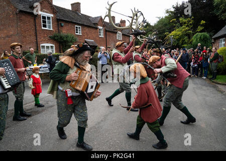 Abbots Bromley, Stäben, UK. 10 Sep, 2018. Die Abbots Bromley Horn Tanz ist eine der ältesten jährlichen ländlichen Brauchtum auch heute noch statt. Nach der Erhebung der Hörner von der Kirche am Morgen, die sechs Hirsche - Männer, ein Narr, ein Hobby Horse, Bogenschütze und Maid Marian, führen sie ihren Tanz zu Musik an Standorten im gesamten Dorf Abbots Bromley und die umliegenden Farmen und Pubs, heute September 10, 2018 in Abbots Bromley, Staffordshire. Quelle: David Levenson/Alamy leben Nachrichten Stockfoto