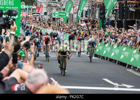 London, Großbritannien. 9. September 2018. Mitchelton - Scott's Caleb Ewan gewinnt die 8. und letzte Etappe der OVO Energy Tour von Großbritannien Radrennen. Credit: Mark Kerrison/Alamy leben Nachrichten Stockfoto