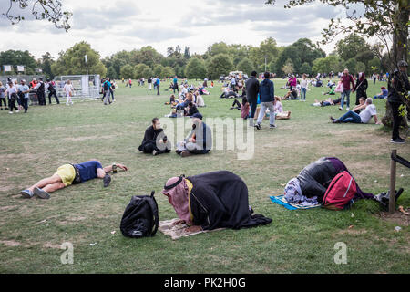 London, Großbritannien. 9. September 2018. Muslimische 12.00 Uhr - Gebet im Hyde Park. Credit: Guy Corbishley/Alamy leben Nachrichten Stockfoto