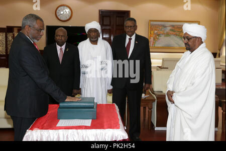 Khartum, Sudan. 10 Sep, 2018. Mutaz Mussa (1 L) ist als Premierminister des Sudan in Khartum, Sudan, on Sept. 10, 2018 vereidigt. Der Sudan neu ernannten Ersten Vizepräsidenten Bakri Hassan Saleh, zweiter Vizepräsident Osman Mohamed Yousif Kibir und Premierminister Mutaz Mussa wurden am Montag vor den sudanesischen Präsidenten Omar al-Bashir vereidigt. Credit: Mohamed Khidir/Xinhua/Alamy leben Nachrichten Stockfoto