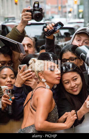 Toronto International Film Festival, Toronto, Kanada. 9. September 2018. Lady Gaga posiert mit Fans außerhalb der Elgin Theater in Toronto. Credit: tdotdave/Alamy leben Nachrichten Stockfoto