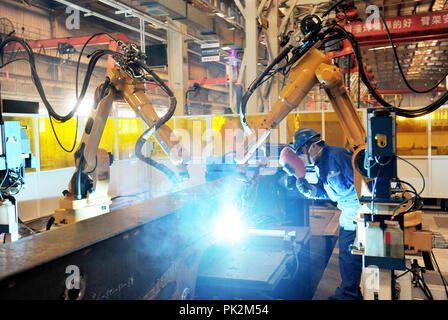 Zhangjiakou, Zhangjiakou, China. 11 Sep, 2018. Zhangjiakou, CHINA - Arbeiter an einem verarbeitenden Fabrik im Norden Chinas Zhangjiakou, Provinz Hebei. Credit: SIPA Asien/ZUMA Draht/Alamy leben Nachrichten Stockfoto