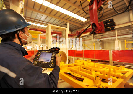 Zhangjiakou, Zhangjiakou, China. 11 Sep, 2018. Zhangjiakou, CHINA - Arbeiter an einem verarbeitenden Fabrik im Norden Chinas Zhangjiakou, Provinz Hebei. Credit: SIPA Asien/ZUMA Draht/Alamy leben Nachrichten Stockfoto