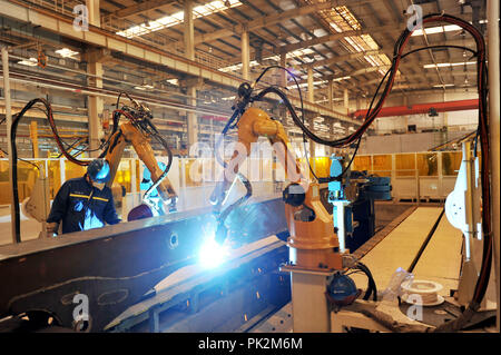 Zhangjiakou, Zhangjiakou, China. 11 Sep, 2018. Zhangjiakou, CHINA - Arbeiter an einem verarbeitenden Fabrik im Norden Chinas Zhangjiakou, Provinz Hebei. Credit: SIPA Asien/ZUMA Draht/Alamy leben Nachrichten Stockfoto