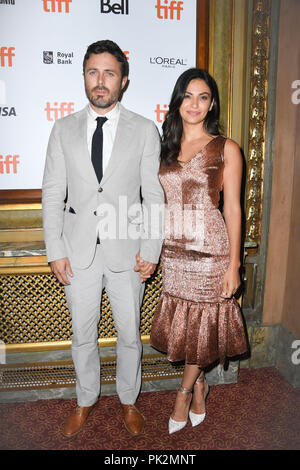 Toronto, Ontario, Kanada. 10 Sep, 2018. CASEY AFFLECK (L) und FLORIANA LIMA teilnehmen "Der alte Mann und das Gewehr" Premiere während der 2018 Toronto International Film Festival in Elgin Theater am 10. September 2018 in Toronto, Kanada Quelle: Igor Vidyashev/ZUMA Draht/Alamy leben Nachrichten Stockfoto