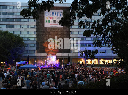 Chemnitz, Sachsen. 10 Sep, 2018. 10.09.2018, Sachsen, Chemnitz: Dirk Zöllner und Band spielen als Top Act vor der Karl-Marx-Monument (M) in der Mitte der Stadt unter dem Motto "# Wir sind mehr." In Chemnitz gibt es Proteste in den vergangenen Wochen wiederholt zwischen rechten und linken Demonstranten. Credit: Hendrik Schmidt/dpa-Zentralbild/dpa/Alamy leben Nachrichten Stockfoto