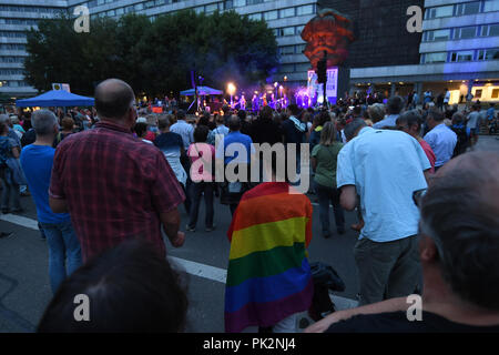 Chemnitz, Sachsen. 10 Sep, 2018. 10.09.2018, Sachsen, Chemnitz: Vor der Karl-Marx-Monument in der Mitte der Stadt, Hunderte von Menschen aus Chemnitz folgen ein Konzert mit verschiedenen Bands unter dem Motto "# Wir sind mehr." In Chemnitz gibt es Proteste in den vergangenen Wochen wiederholt, mit der rechten und linken Demonstranten gegenüber. Credit: Hendrik Schmidt/dpa-Zentralbild/dpa/Alamy leben Nachrichten Stockfoto