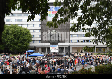 Chemnitz, Sachsen. 10 Sep, 2018. 10.09.2018, Sachsen, Chemnitz: Vor der Karl-Marx-Monument in der Mitte der Stadt, Hunderte von Menschen aus Chemnitz folgen ein Konzert mit verschiedenen Bands unter dem Motto "# Wir sind mehr." In Chemnitz gibt es Proteste in den vergangenen Wochen wiederholt, mit der rechten und linken Demonstranten gegenüber. Credit: Hendrik Schmidt/dpa-Zentralbild/dpa/Alamy leben Nachrichten Stockfoto