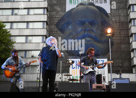 Chemnitz, Sachsen. 10 Sep, 2018. 10.09.2018, Sachsen, Chemnitz: Die Band "apfeltraum" spielt vor der Karl-Marx-Monument im Zentrum von Chemnitz unter dem Motto "# Wir sind mehr." In Chemnitz gibt es Proteste in den vergangenen Wochen wiederholt zwischen rechten und linken Demonstranten. Credit: Hendrik Schmidt/dpa-Zentralbild/dpa/Alamy leben Nachrichten Stockfoto