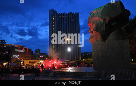 Chemnitz, Sachsen. 10 Sep, 2018. 10.09.2018, Sachsen, Chemnitz: Dirk Zöllner und Band spielen als Top Act vor der Karl-Marx-Monument (r) in der Mitte der Stadt unter dem Motto "# Wir sind mehr." In Chemnitz gibt es Proteste in den vergangenen Wochen wiederholt zwischen rechten und linken Demonstranten. Credit: Hendrik Schmidt/dpa-Zentralbild/dpa/Alamy leben Nachrichten Stockfoto