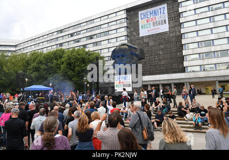 Chemnitz, Sachsen. 10 Sep, 2018. 10.09.2018, Sachsen, Chemnitz: Vor der Karl-Marx-Monument in der Mitte der Stadt, Hunderte von Menschen aus Chemnitz folgen ein Konzert mit verschiedenen Bands unter dem Motto "# Wir sind mehr." In Chemnitz gibt es Proteste in den vergangenen Wochen wiederholt, mit der rechten und linken Demonstranten gegenüber. Credit: Hendrik Schmidt/dpa-Zentralbild/dpa/Alamy leben Nachrichten Stockfoto