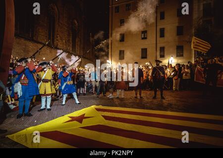 Barcelona, Spanien. 10 September, 2018: Die "iquelets von Barcelona", Historische gekleidete Soldaten, Salute vor der "Fosser de Moreres" Denkmal am Vorabend des 'Diada' (katalanischer Nationalfeiertag) in Barcelona Quelle: Matthias Oesterle/Alamy leben Nachrichten Stockfoto