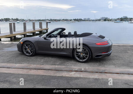 MIAMI, FL - 11. September: Erste Bilder der Porsche 2019 - 911 (betitelt 991.2), wie sie sich auf die Nummer Eins der Porsche Händler in den Vereinigten Staaten (Champion Porsche in Pompano, Florida) geliefert werden. Die hier abgebildete 911 ist ein Cabrio mit einem 3,0-Liter-twin-turbo Boxer 6 Achat Grau Metallic mit Custom 20' Carrera S Räder benutzerdefinierte in Satin Platin mit einem 7-Gang Porsche Doppelkupplungsgetriebe (PDK) am 11. September 2018 Auf Watson Island, Miami, Florida, United States People: Porsche 911, lackiert Stockfoto