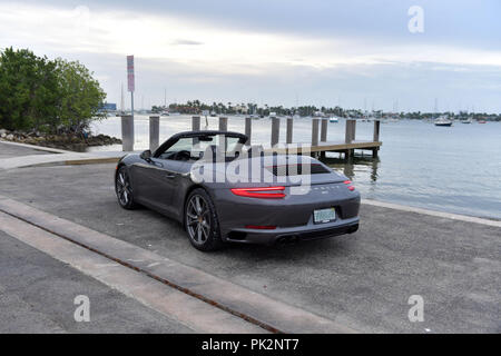 MIAMI, FL - 11. September: Erste Bilder der Porsche 2019 - 911 (betitelt 991.2), wie sie sich auf die Nummer Eins der Porsche Händler in den Vereinigten Staaten (Champion Porsche in Pompano, Florida) geliefert werden. Die hier abgebildete 911 ist ein Cabrio mit einem 3,0-Liter-twin-turbo Boxer 6 Achat Grau Metallic mit Custom 20' Carrera S Räder benutzerdefinierte in Satin Platin mit einem 7-Gang Porsche Doppelkupplungsgetriebe (PDK) am 11. September 2018 Auf Watson Island, Miami, Florida, United States People: Porsche 911, lackiert Stockfoto