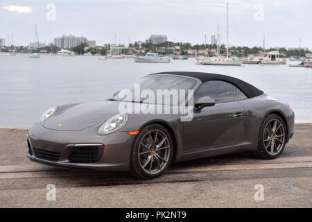 MIAMI, FL - 11. September: Erste Bilder der Porsche 2019 - 911 (betitelt 991.2), wie sie sich auf die Nummer Eins der Porsche Händler in den Vereinigten Staaten (Champion Porsche in Pompano, Florida) geliefert werden. Die hier abgebildete 911 ist ein Cabrio mit einem 3,0-Liter-twin-turbo Boxer 6 Achat Grau Metallic mit Custom 20' Carrera S Räder benutzerdefinierte in Satin Platin mit einem 7-Gang Porsche Doppelkupplungsgetriebe (PDK) am 11. September 2018 Auf Watson Island, Miami, Florida, United States People: Porsche 911, lackiert Stockfoto