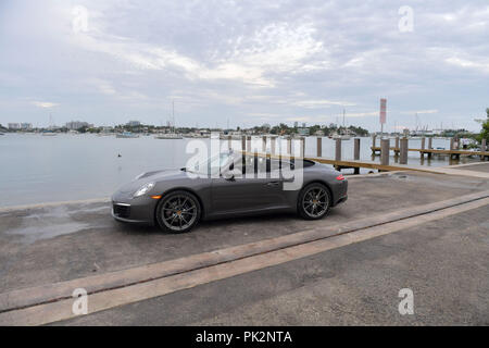 MIAMI, FL - 11. September: Erste Bilder der Porsche 2019 - 911 (betitelt 991.2), wie sie sich auf die Nummer Eins der Porsche Händler in den Vereinigten Staaten (Champion Porsche in Pompano, Florida) geliefert werden. Die hier abgebildete 911 ist ein Cabrio mit einem 3,0-Liter-twin-turbo Boxer 6 Achat Grau Metallic mit Custom 20' Carrera S Räder benutzerdefinierte in Satin Platin mit einem 7-Gang Porsche Doppelkupplungsgetriebe (PDK) am 11. September 2018 Auf Watson Island, Miami, Florida, United States People: Porsche 911, lackiert Stockfoto