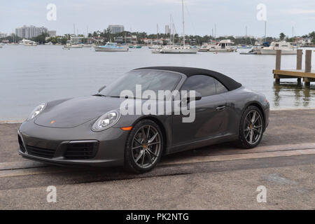 MIAMI, FL - 11. September: Erste Bilder der Porsche 2019 - 911 (betitelt 991.2), wie sie sich auf die Nummer Eins der Porsche Händler in den Vereinigten Staaten (Champion Porsche in Pompano, Florida) geliefert werden. Die hier abgebildete 911 ist ein Cabrio mit einem 3,0-Liter-twin-turbo Boxer 6 Achat Grau Metallic mit Custom 20' Carrera S Räder benutzerdefinierte in Satin Platin mit einem 7-Gang Porsche Doppelkupplungsgetriebe (PDK) am 11. September 2018 Auf Watson Island, Miami, Florida, United States People: Porsche 911, lackiert Stockfoto